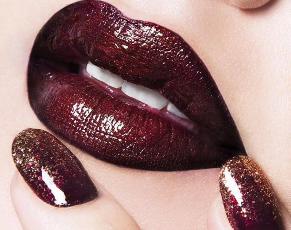 burgundy nails