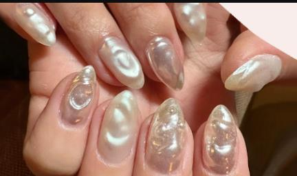 Iridescent Shell Detailing beach nails