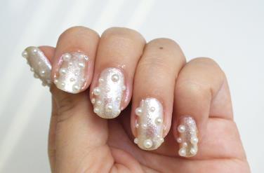 Pearl-Encrusted Mani beach nails