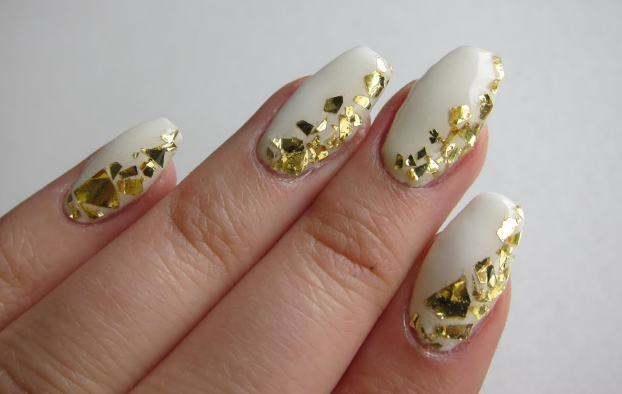 White Chrome Base with Gold Foil Fragments White and Gold Nail