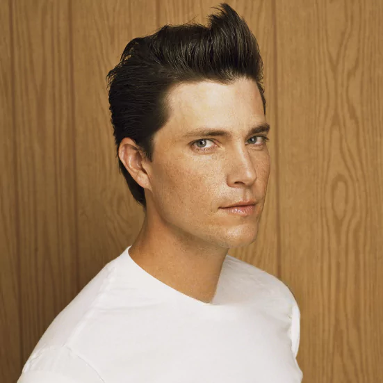 The Textured Quiff
trendy men’s hair 2025, medium hair men, simple men’s haircuts,