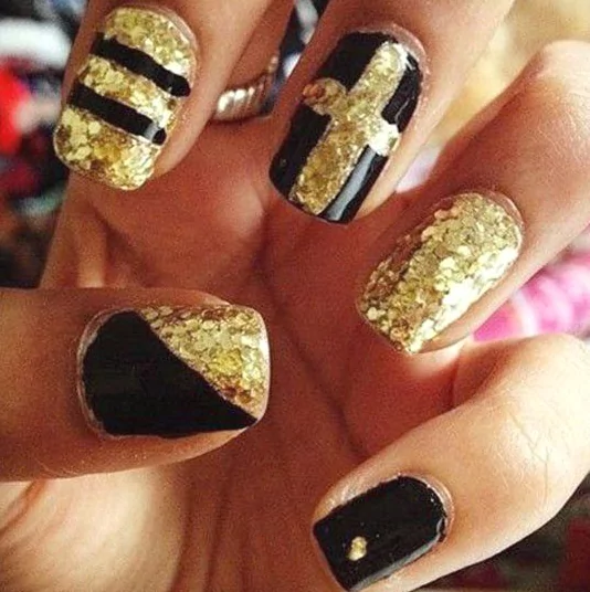 Gold Chain Link Pattern BlackNailDesigns