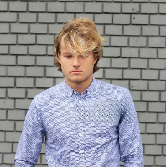 Wavy Fringe
trendy men’s hair 2025, medium hair men, simple men’s haircuts,
