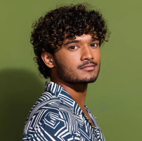 Medium Curly Crop
low-maintenance medium hairstyles, men’s medium haircuts, easy men’s hairstyles