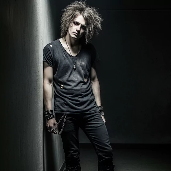 Casual Disheveled Layers Tousled mod cut for men with fringe and sculpted sideburns