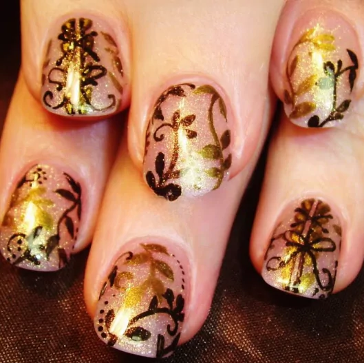 Spring Gold Floral Delicacy PartyNails2025 NailTrends2025 BoldNailLooks
