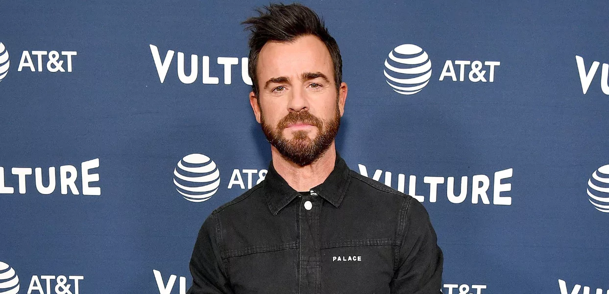 Justin Theroux Textured Hair With A Widow’s Peak male hairstyles with widows peak