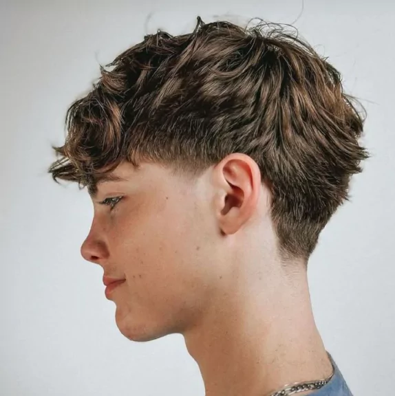 Blowout Taper Textured Fringe
black men's blowout hairstyle
blowout taper textured fringe